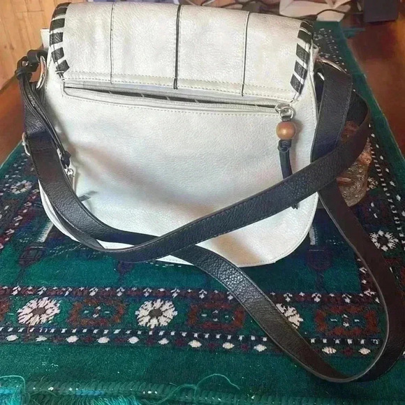 Kenzie women’s shoulder bag. Super vintage looking. Super cute. - Picture 4 of 8